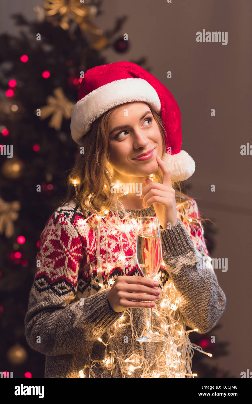 Mädchen in Santa hat trinken Champagner Stockfoto