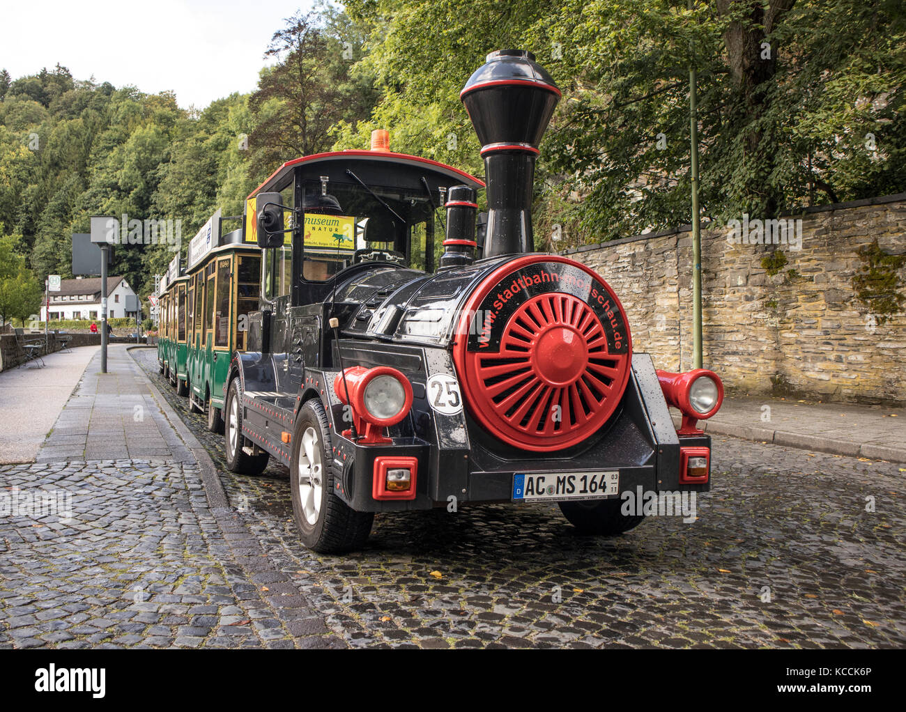 Touristen Zug in Monschau, Deutschland Stockfoto