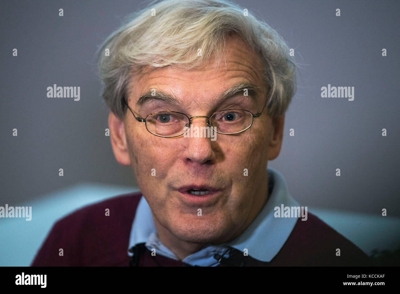 Richard Henderson, einer von drei Wissenschaftlern, die 2017 den Nobelpreis für Chemie für die Verbesserung von Bildern aus biologischen Molekülen erhalten haben, spricht am Laboratory of Molecular Biology in Cambridge, wo er arbeitet. Stockfoto