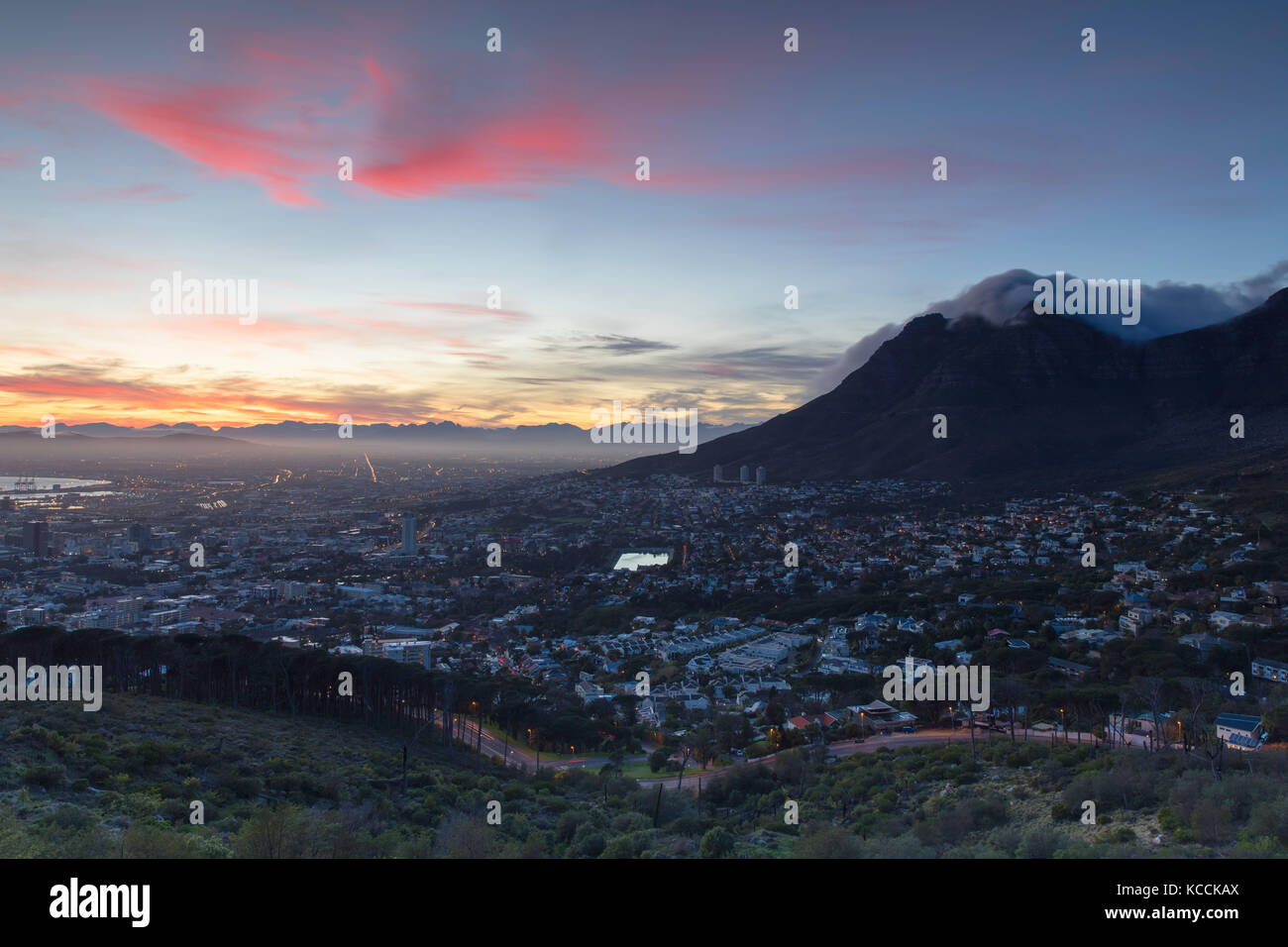 Blick auf die Stadt und den Tafelberg in der Morgendämmerung, Cape Town, Western Cape, Südafrika Stockfoto