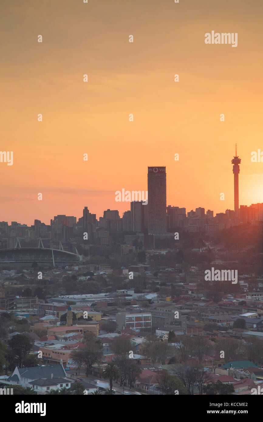 Blick auf die Skyline bei Sonnenuntergang, Johannesburg, Gauteng, Südafrika Stockfoto