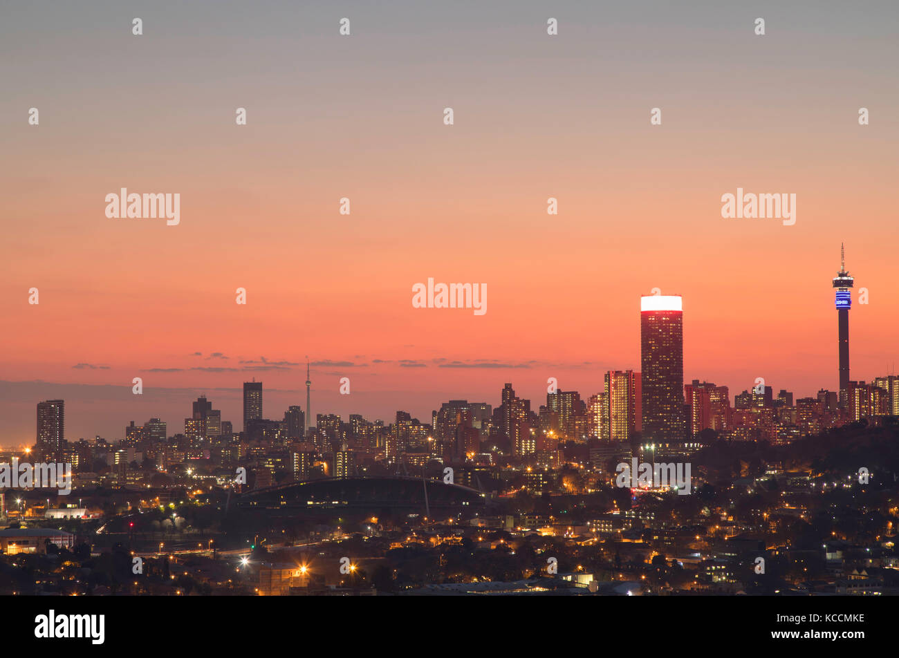 Blick auf die Skyline bei Sonnenuntergang, Johannesburg, Gauteng, Südafrika Stockfoto