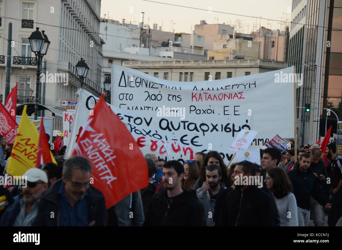 Athen, Griechenland. 03 Okt, 2017. Griechische Linke in Athen zur Unterstützung der Referendum in Katalonien zeigen und gegen den Angriff der spanischen Polizei während der Abstimmung in Katalonien. Credit: George Panagakis/Pacific Press/Alamy leben Nachrichten Stockfoto