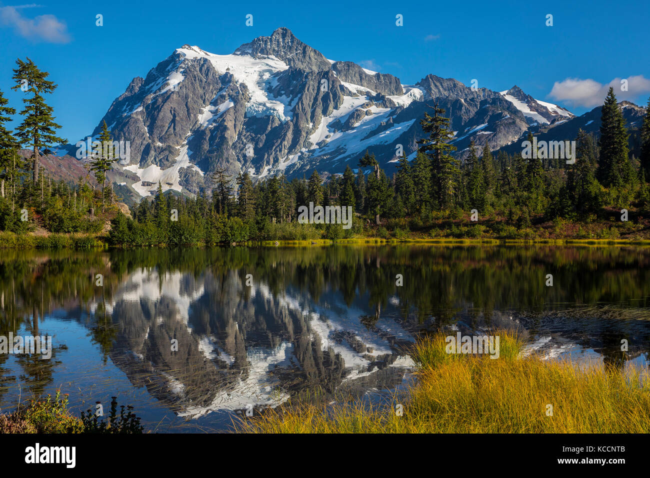 Mount Shuksan reflektiert in Bild See im North Cascades, Mount Baker Wilderness, Washington, USA. Stockfoto