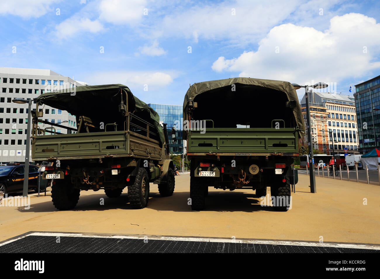 Brüssel, Belgien - 17. Juli 2017: militärische Lkw zu Brüssel Straße gegenüber EU-Kongress Gebäude. Stockfoto