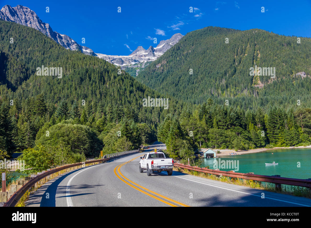 Auto auf North Cascades highway Route 20 in North Cascades National Park im Nordwesten von Washington State Stockfoto