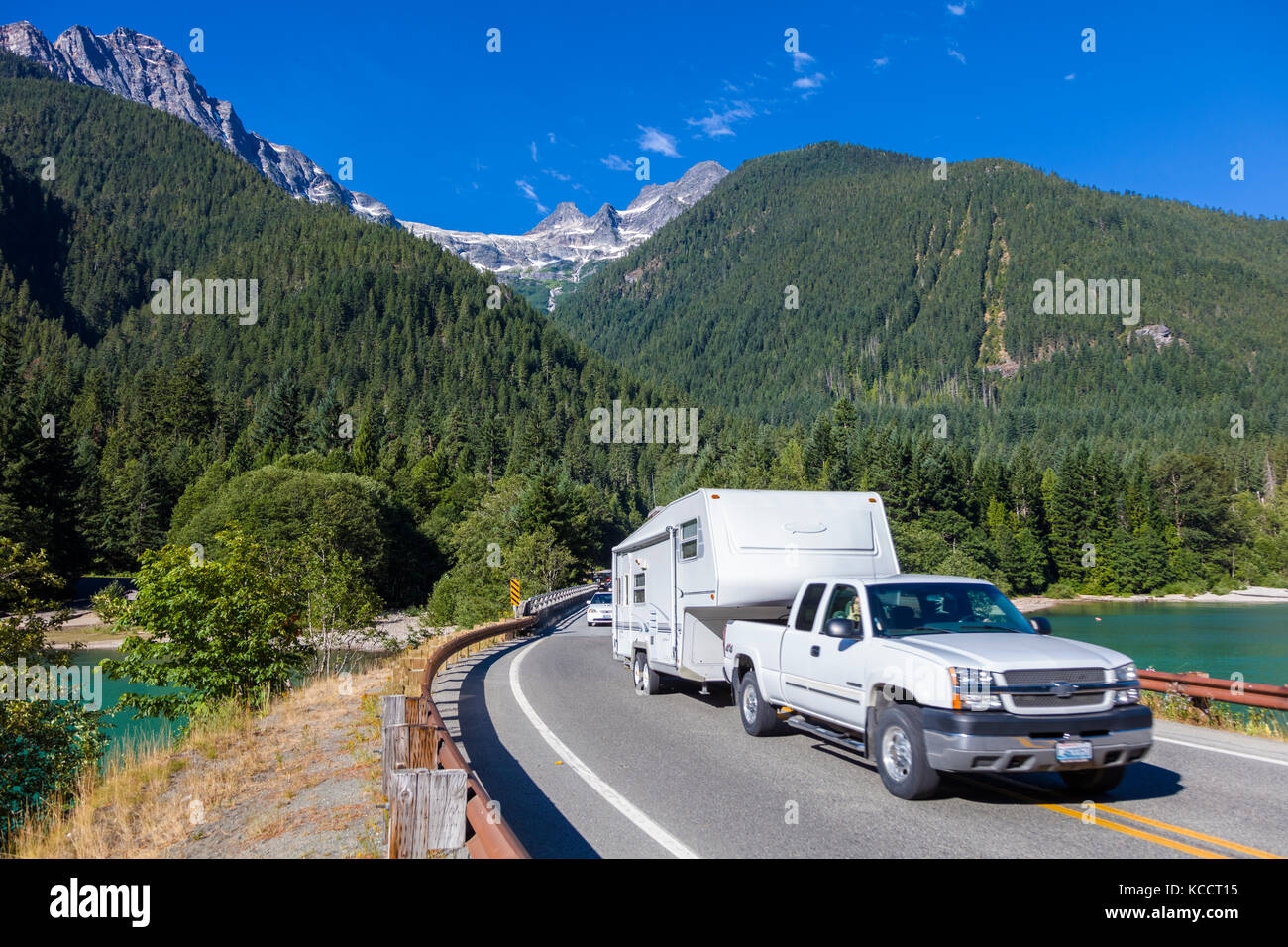Stapler mit Camping trailer auf North Cascades highway Route 20 in North Cascades National Park im Nordwesten von Washington State Stockfoto