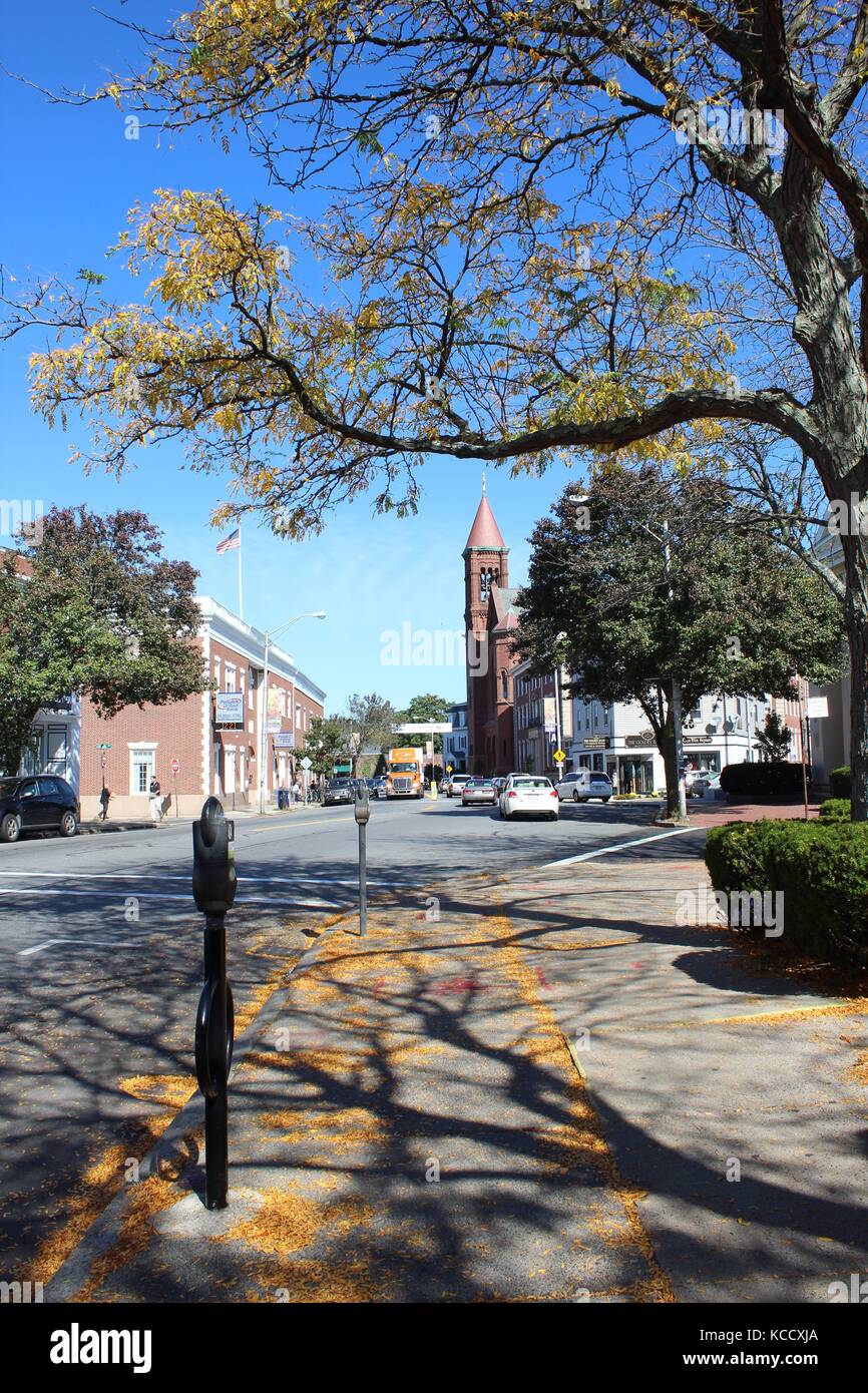 Herbst Straße der Stadt mit Gebäuden und Parkuhren im Nordatlantik new england Region Massachusetts Stockfoto