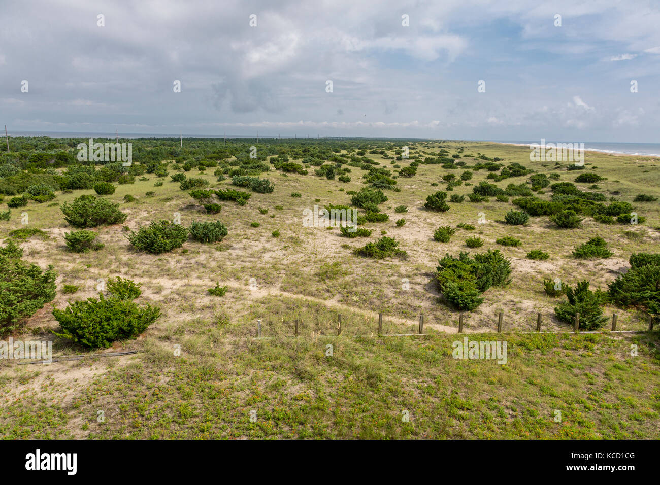 Avon, Outer Banks, North Carolina, USA. Vegetation auf einer vorgelagerten Insel stabilisiert die Dünen. Atlantik oben rechts, Currituck Sound oben links. Stockfoto