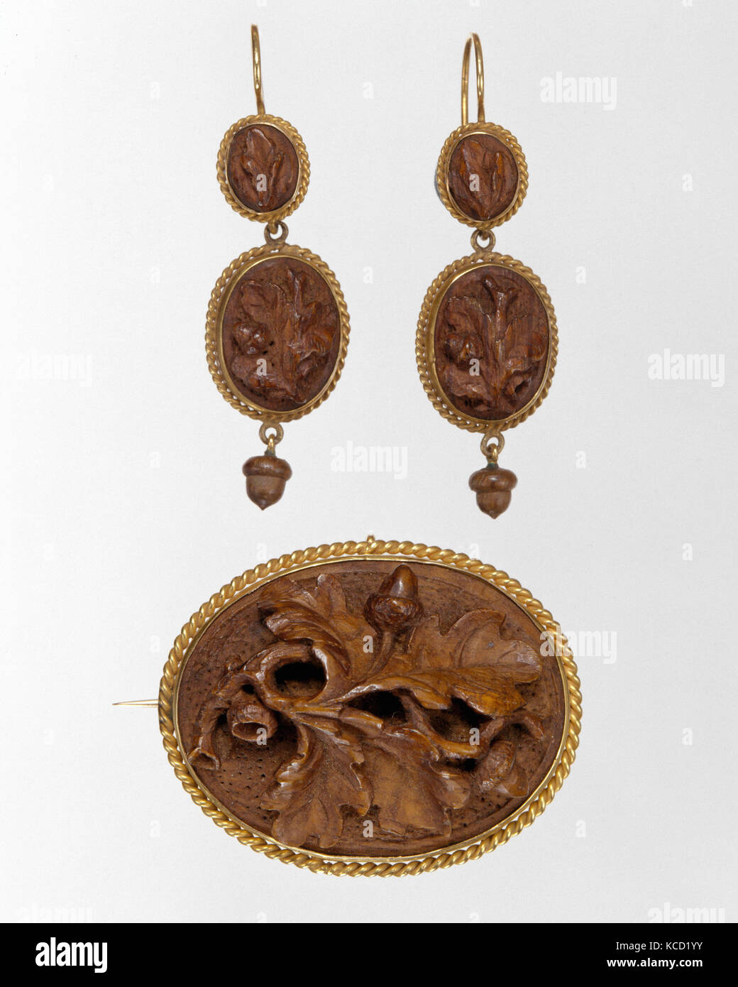 Ohrringe, Ca. 1856, in New York, New York, USA, US-amerikanischen, Eiche und Gold, Ohrringe: 5/8 x 2 1/8 in. (1,6 x 5,4 cm Stockfoto