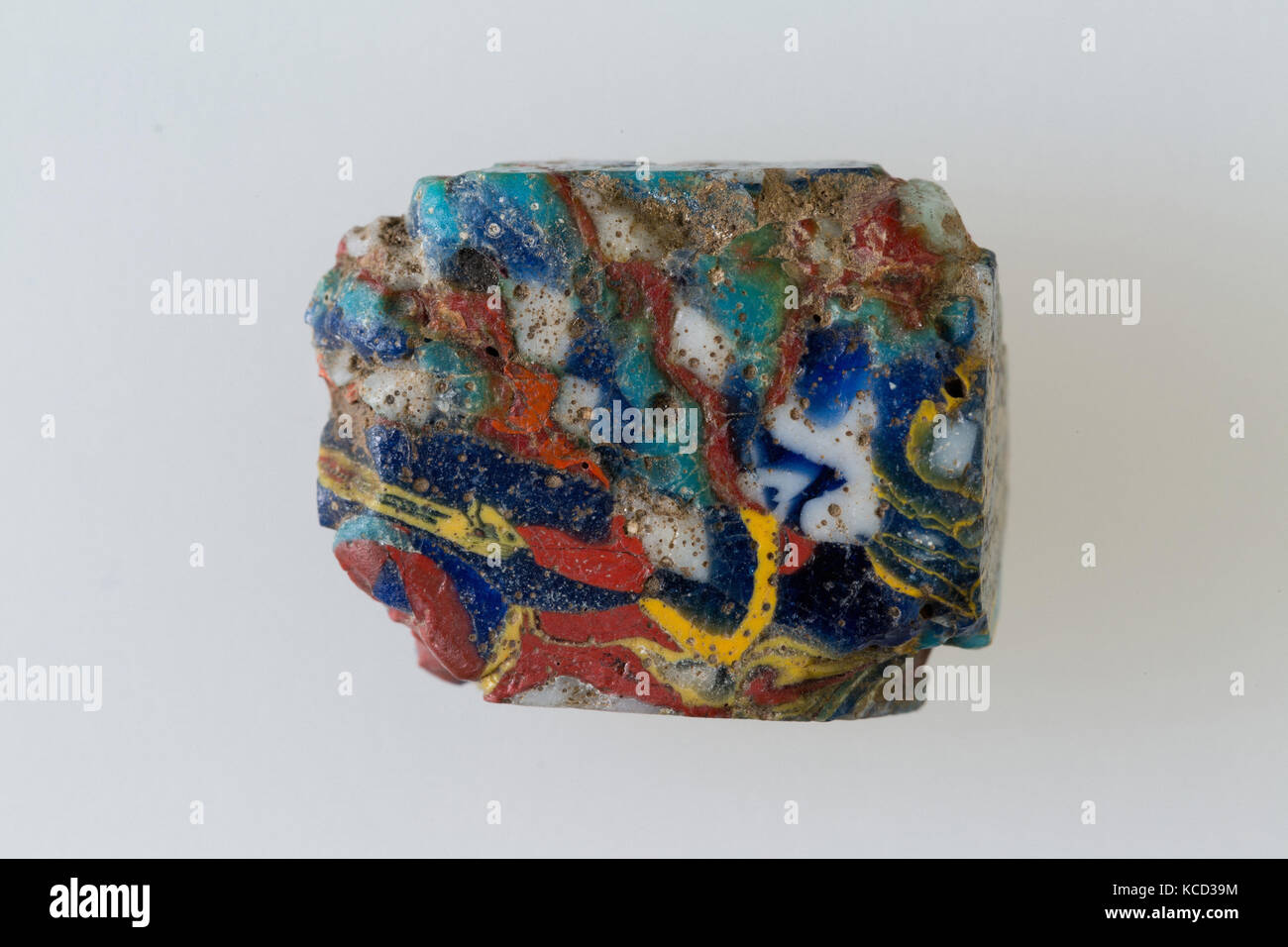 Inlay Fragment, Ptolemäischer Zeit-Römischen Periode, 100 BC - 100 AD, aus Ägypten, Oberägypten, Theben, mehrfarbigem Glas, l. 2 × ht. 1.5 Stockfoto