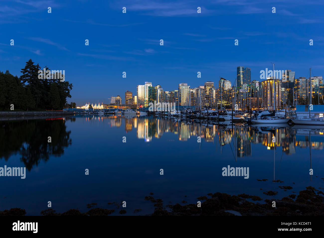 Reflexion von Vancouver British Columbia Kanada City Skyline im Stanley Park während der blauen Stunde Stockfoto
