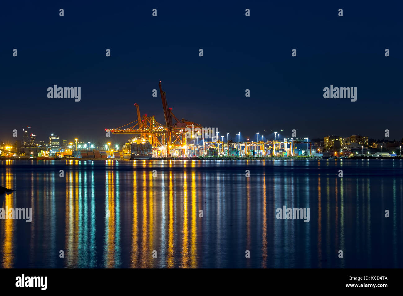Hafen von Vancouver British Columbia Kanada Container Cargo shipyaed am Abend blaue Stunde Stockfoto