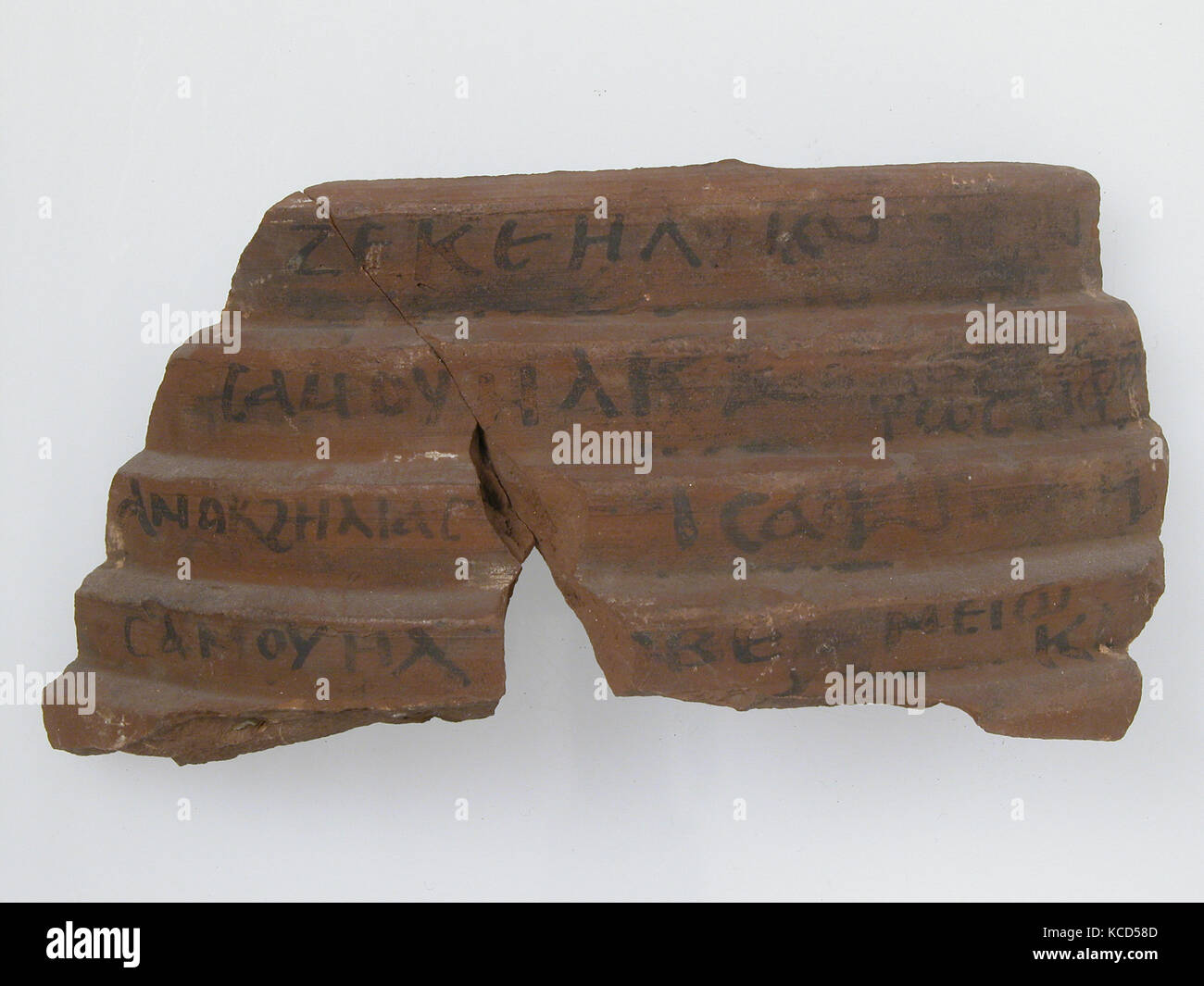 Ostrakon, 7. Jahrhundert, in der byzantinischen Ägypten, koptische, Töpferei Fragment mit Tinte Aufschrift, 3 1/4 x 6 11/16 in. (8,3 x 17 cm Stockfoto
