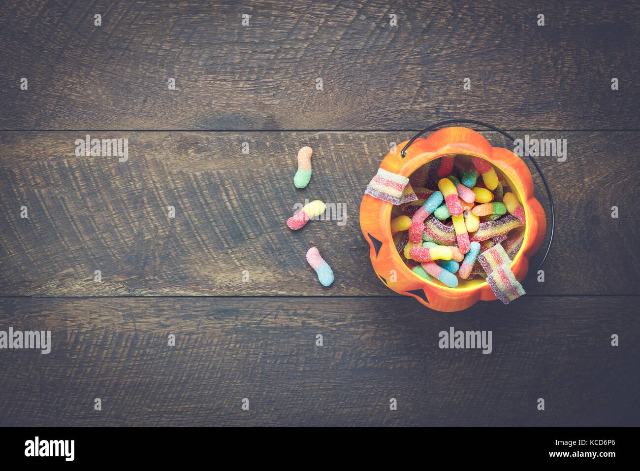 Ansicht von oben Dekoration Halloween festival Konzept Hintergrund und Candy Trick oder Schüssel behandeln. wichtige Zubehörteile auf modernen, rustikalen Braun Holz bei h Stockfoto