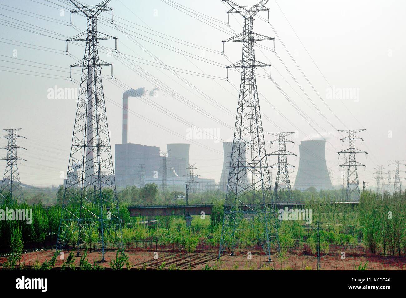 Chinesische Kohle 1,3 MW Stromerzeugung Kraftwerk in yangliuqing auf der westlichen Seite der Stadt Tianjin, China. Kühltürme und Raster Pylonen Stockfoto