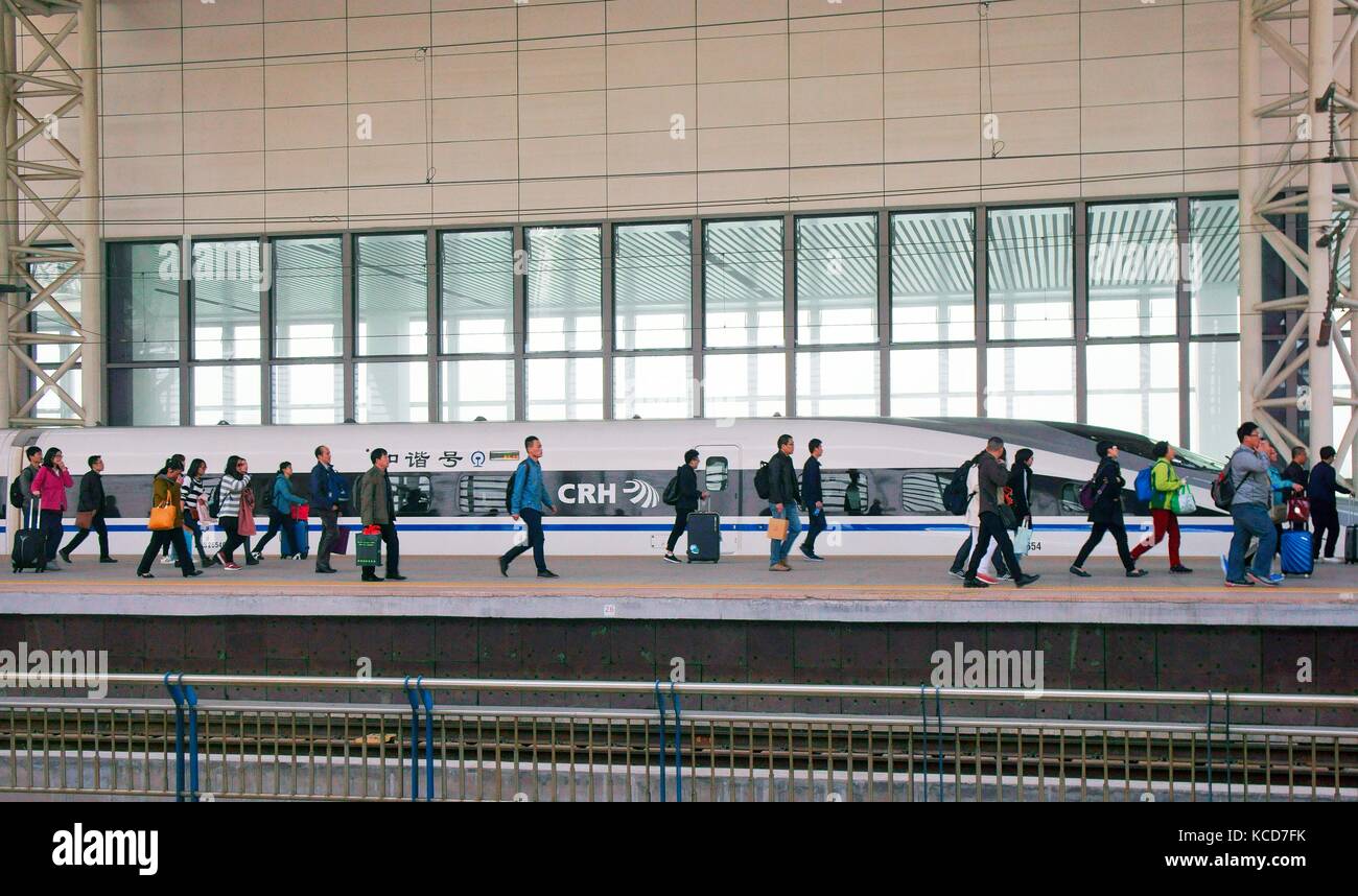 Chinesischer Hochgeschwindigkeitszug auf der Pekinger Shanghai-Bahnstrecke am Südbahnhof Tianjin, Provinz Tianjin. Stockfoto