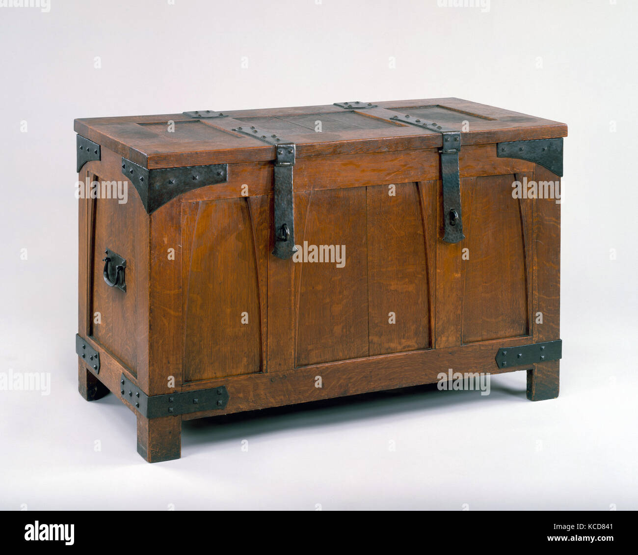 Brust, Ca. 1903 in Syracuse, New York, United States, amerikanische Eiche, Schmiedeeisen, Zeder, 25 3/4 x 40 5/8 x 20 3/8 in. (65 Stockfoto
