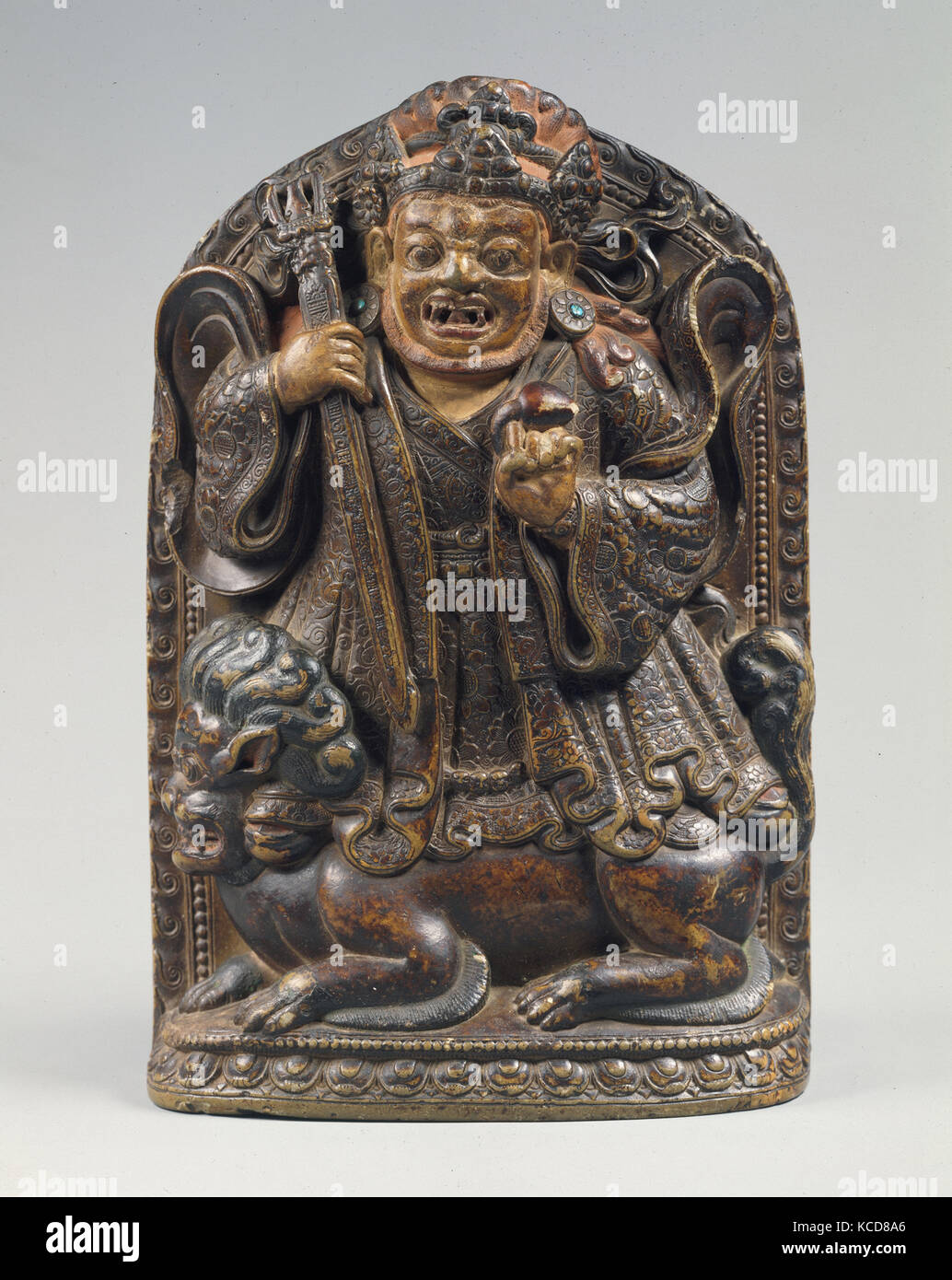 Dharmapala stehend auf einem Löwen, Ca. 16. Jahrhundert, Tibet, Stein mit Spuren von Gold Farbe, mit Türkis, H. 8 1/2 in. (21. Stockfoto