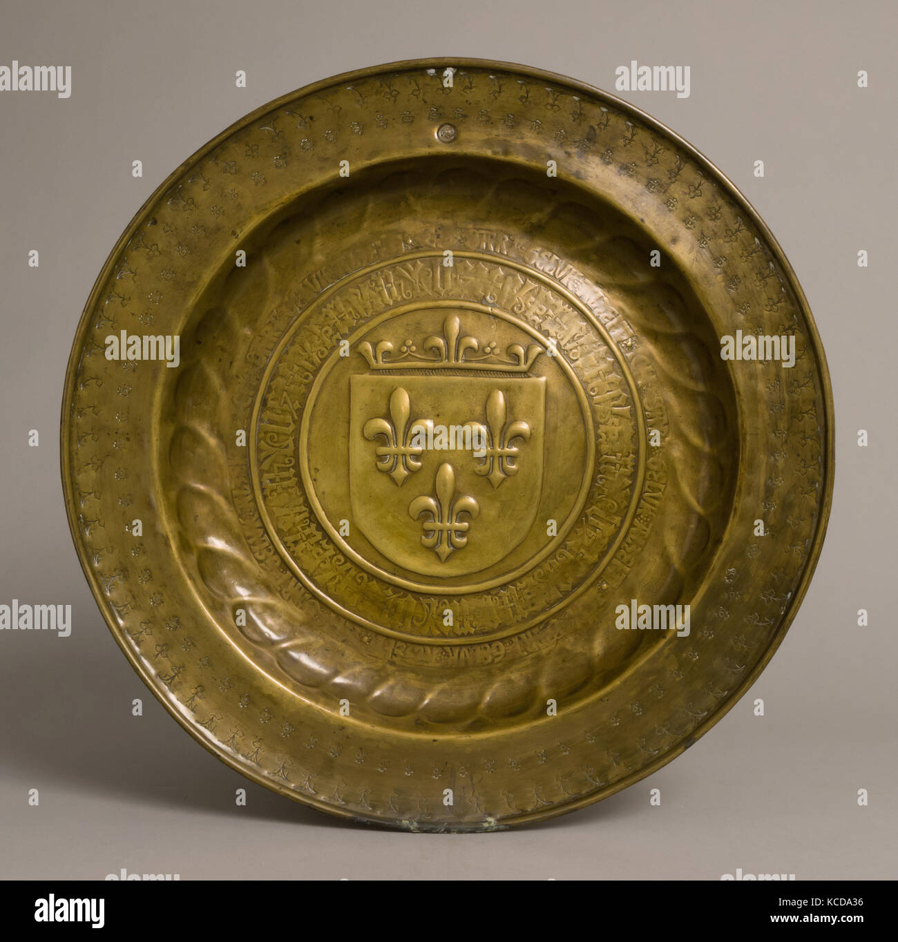 Platte, königlichen Wappen von Frankreich, Ende des 15. Jahrhunderts, Niederländische, Messing, Insgesamt: 17 x 1 1/2 in. (43,2 x 3,8 cm), Metall Stockfoto