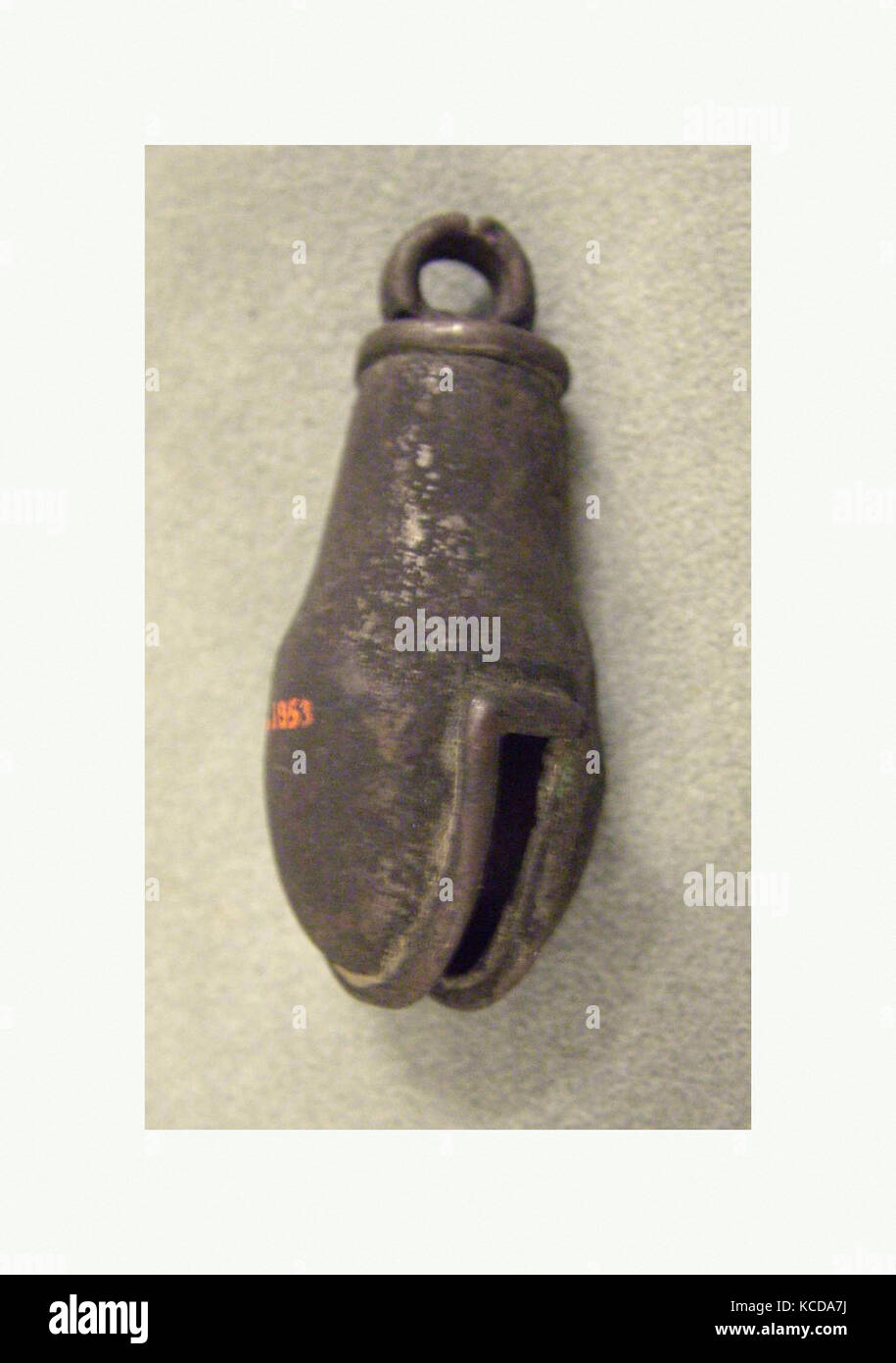 Bell, Post Classic (PRÄKOLUMBIANISCHE), 10. - 16. Jahrhundert, Mexiko, Azteken, Kupferdraht, Gesamt: 5.2 x 2.4cm (2 1/16 x 15/16 in Stockfoto