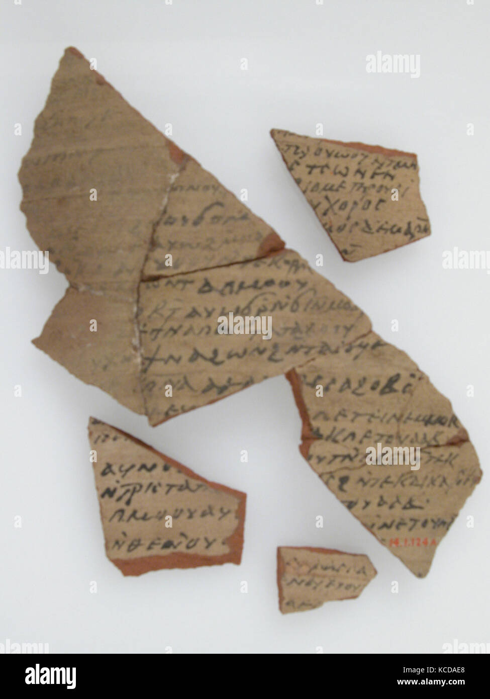 Ostrakon mit biblischen Text, 600, in Theben, byzantinischen Ägypten, koptische, Keramik Fragmente mit Tinte Beschriftung, ein) 6 7/16 x 5 Stockfoto