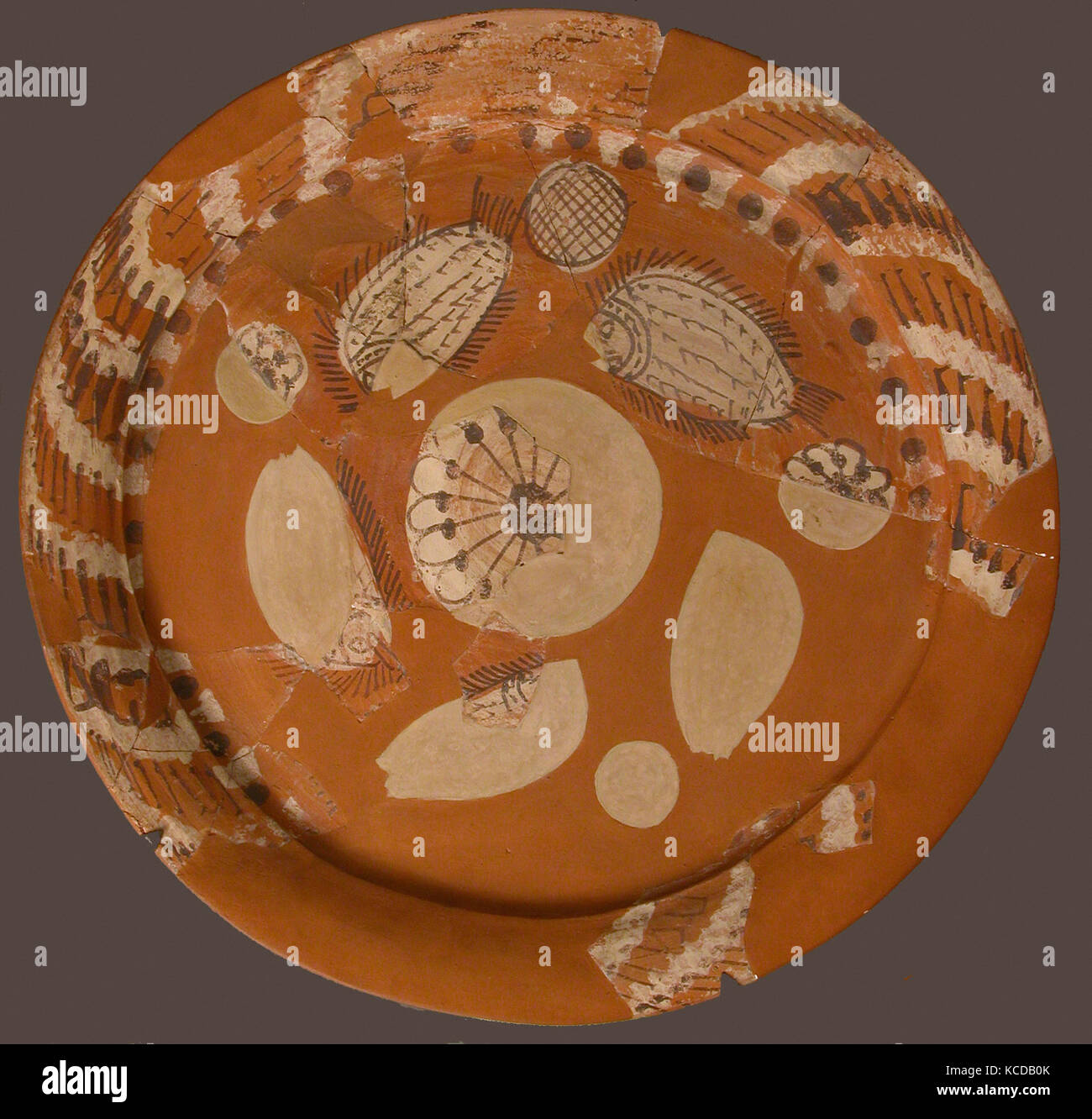 Fragmentarische Platte mit Fisch und Rosetten, 500 - 700, moderne Wiederherstellung Stockfoto