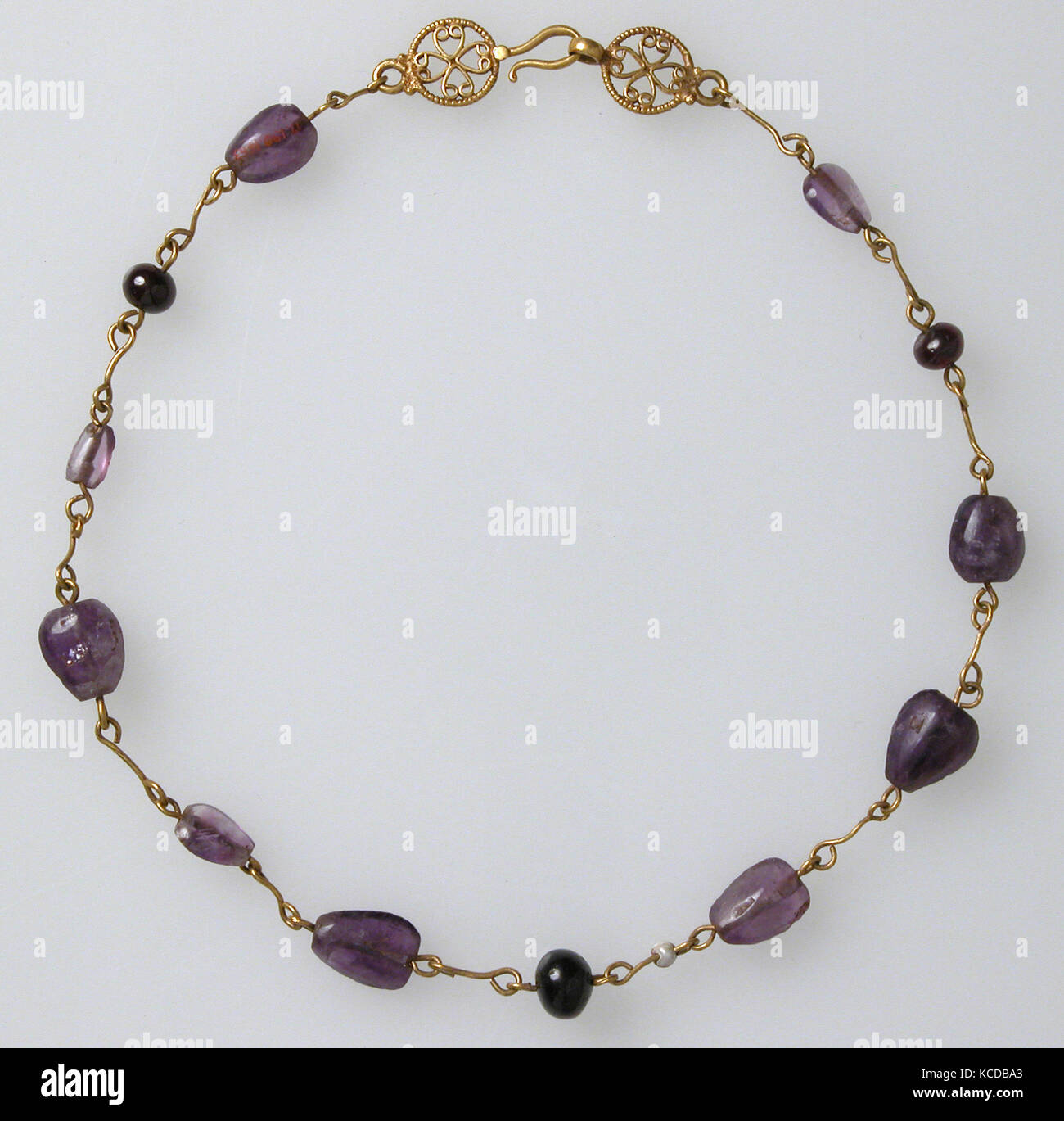 Gold Halskette mit Amethysten, Glasperlen, und eine Perle, 500 - 700 Stockfoto