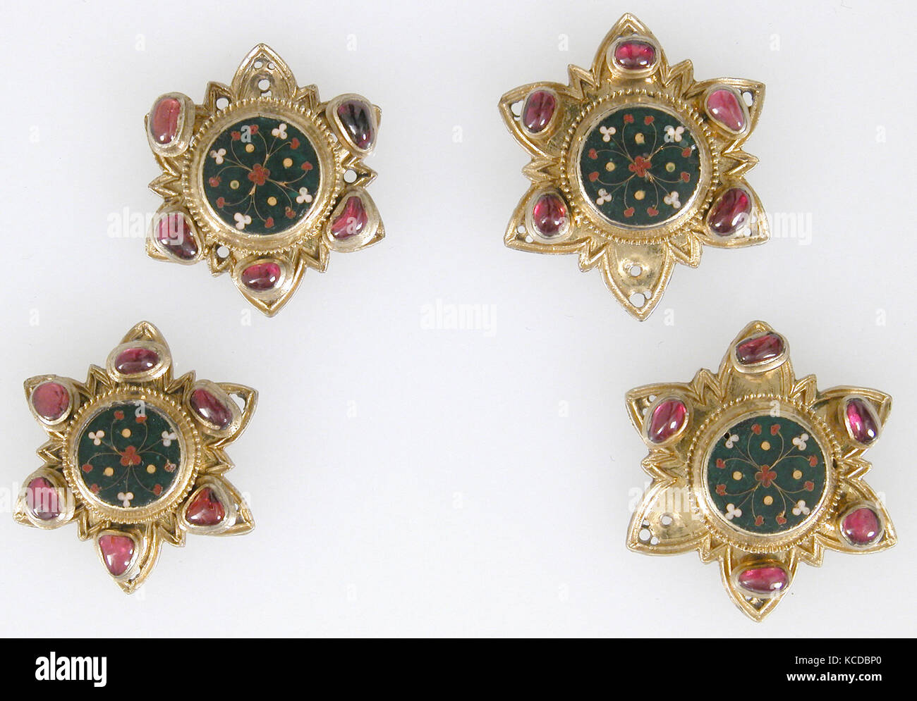 Vier Emaille Plaketten, Ca. 1300 in Paris, Frankreich, Französisch, Emaille Cloisonné, Silber-Gold, Juwelen, Insgesamt (a): 1 1/4 x 1 1/16 Stockfoto