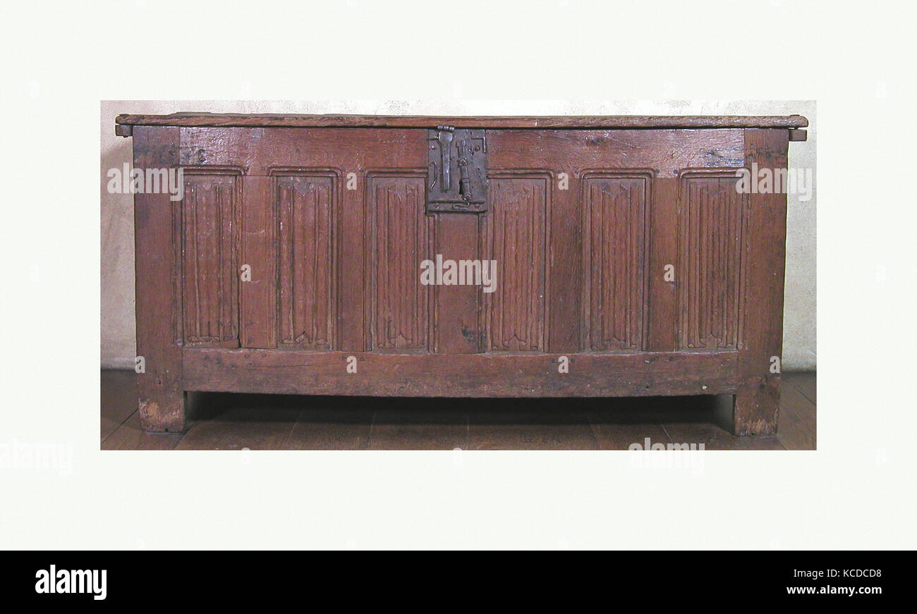 Brust, 15. Jahrhundert, französischen oder niederländischen, Eiche, H: 30 1/2' W: 65' D: 23' (77,5 x 165,1 x 58,4 cm), Woodwork-Furniture Stockfoto