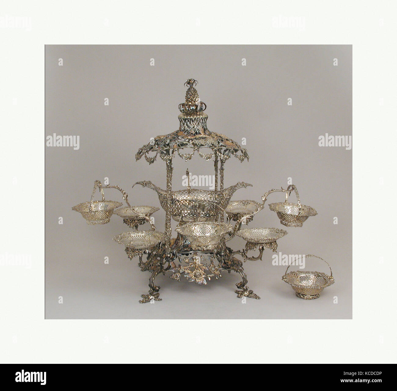 Epergne, Thomas Heming (1745 - 73), 1766-67, Großbritannien, London, Silber, Gesamt: 24 5/8 x 28 1/2 x 29 3/8 in. (62,5 × 72,4 Stockfoto