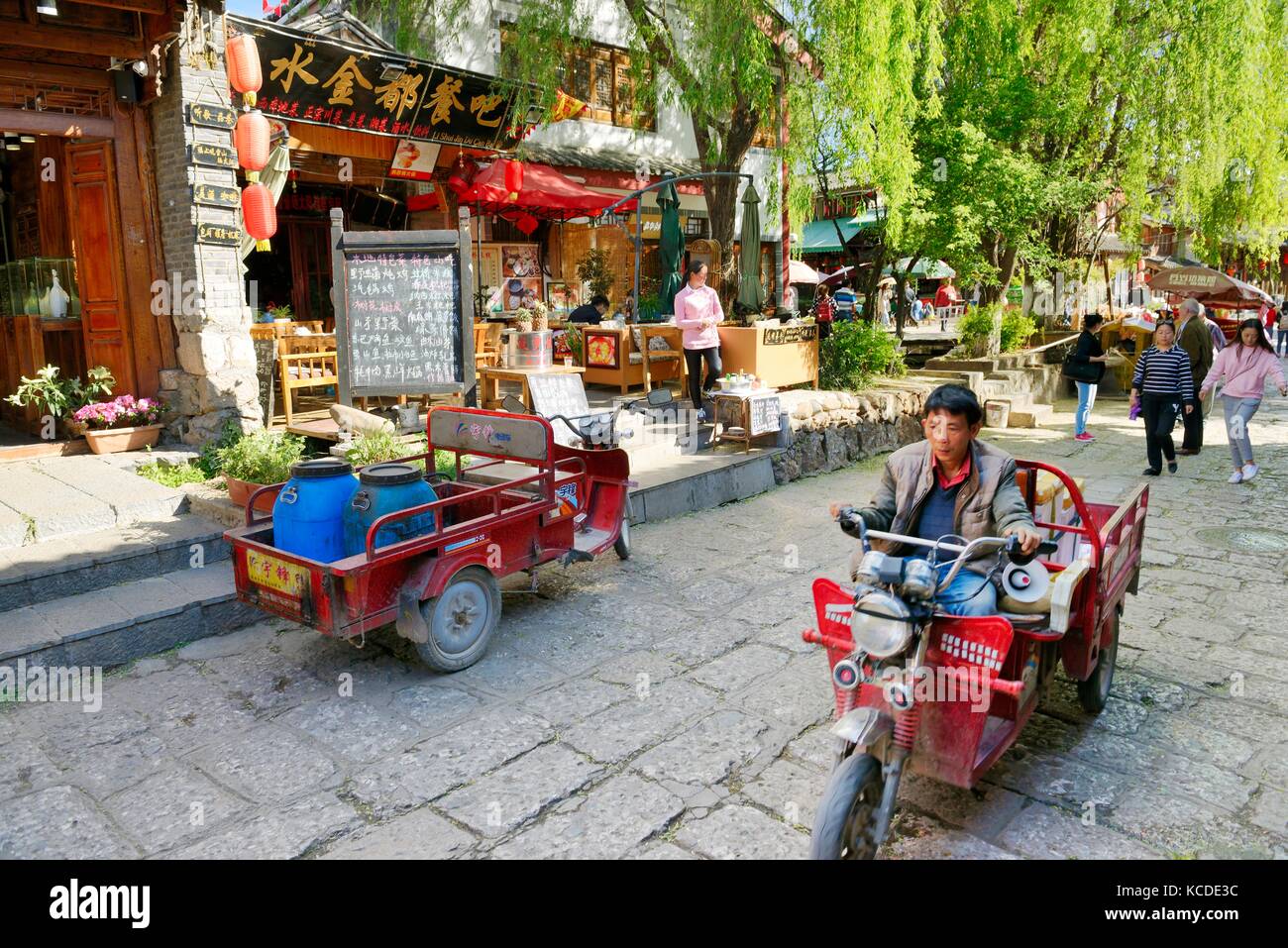Shuhe Old Town Welterbestätte, Provinz Yunnan, China. Naxi ethnische Stätte in Lijiang. Teestuben und Souvenirläden, Straßenszene Stockfoto