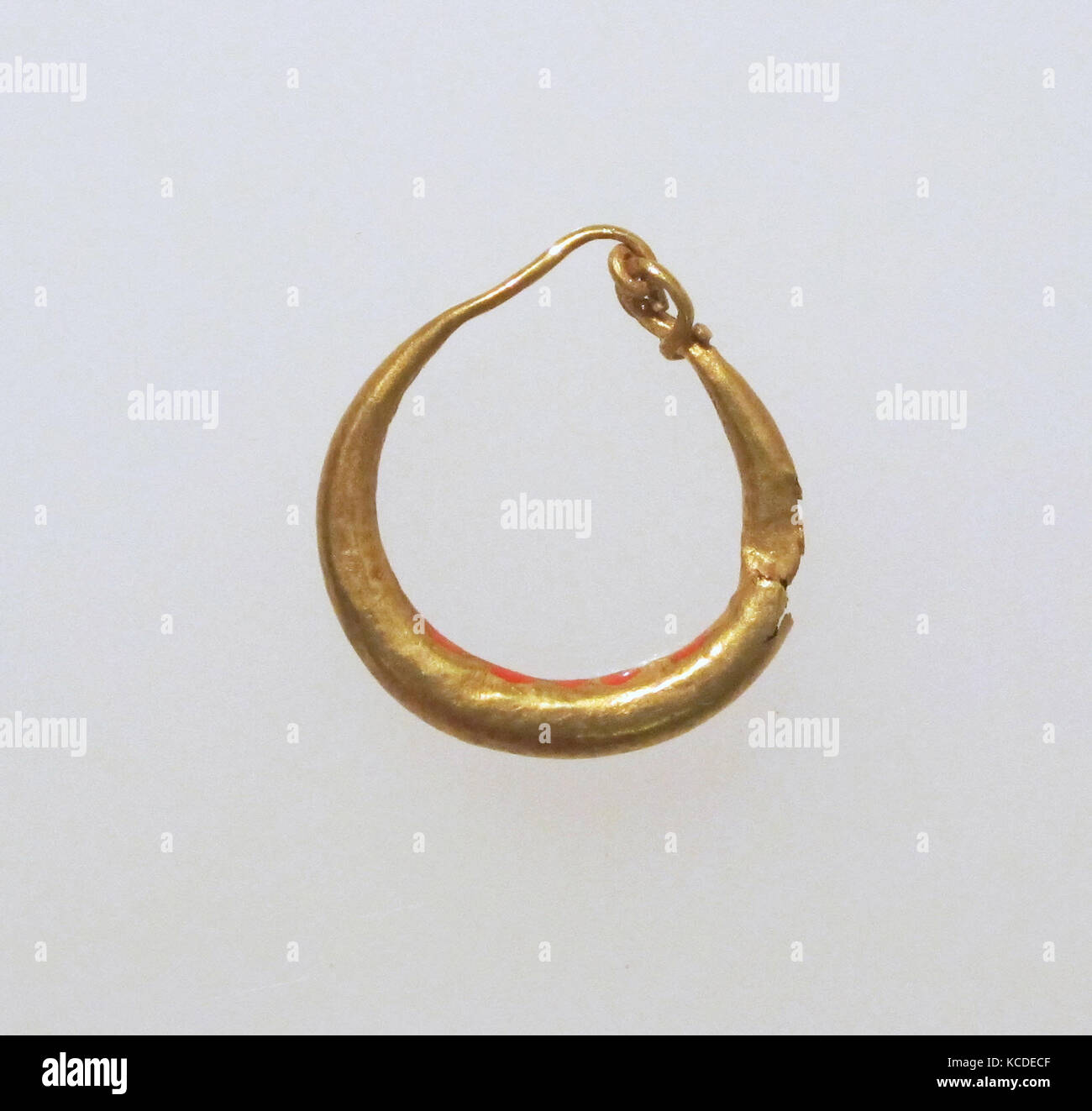 Ohrring - Loop Type, Normalpapier, Gold, Andere: 5/8 x 1/8 x 11/16 in. (1,6 x 0,3 x 1,8 cm), Gold und Silber Stockfoto