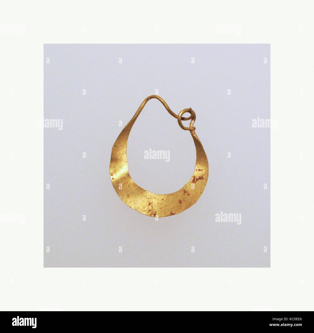 Ohrring, sichelförmige, Gold, Andere: 1/2 x 5/8 x 1/16 in. (1,3 x 1,6 x 0,2 cm), Gold und Silber Stockfoto