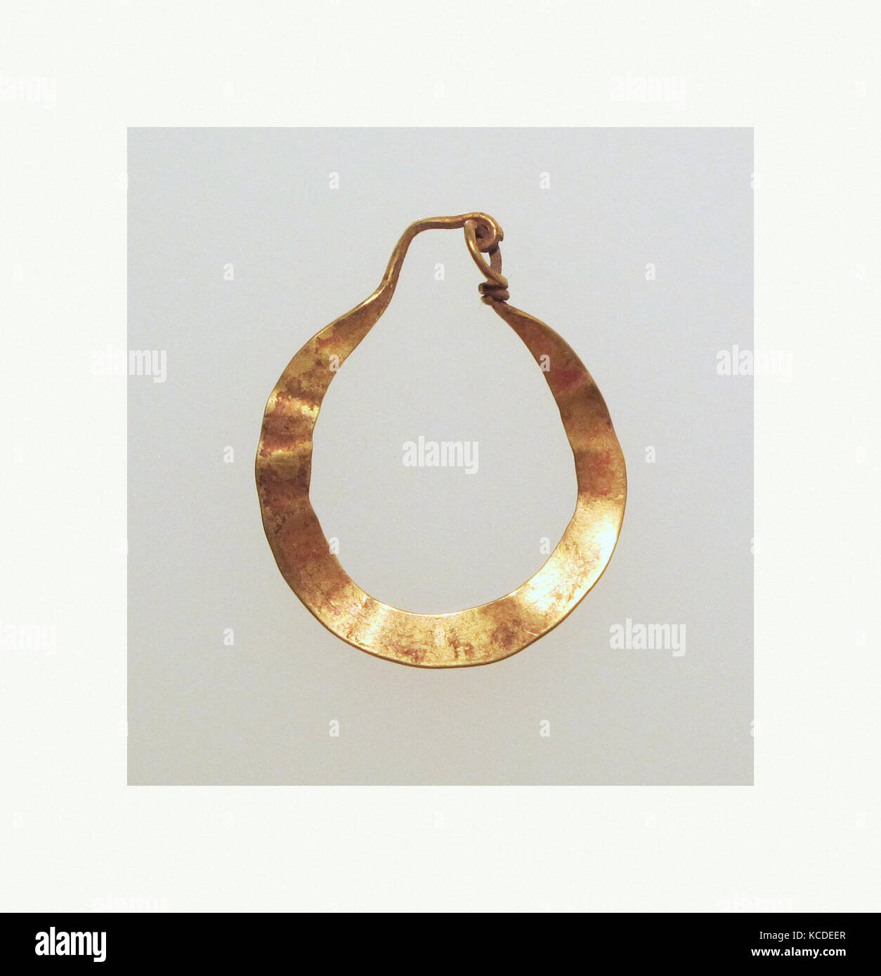 Ohrring, sichelförmige, Gold, Andere: 11/16 x 13/16 x 1/8 in. (1,8 × 2,1 × 0,4 cm), Gold und Silber Stockfoto