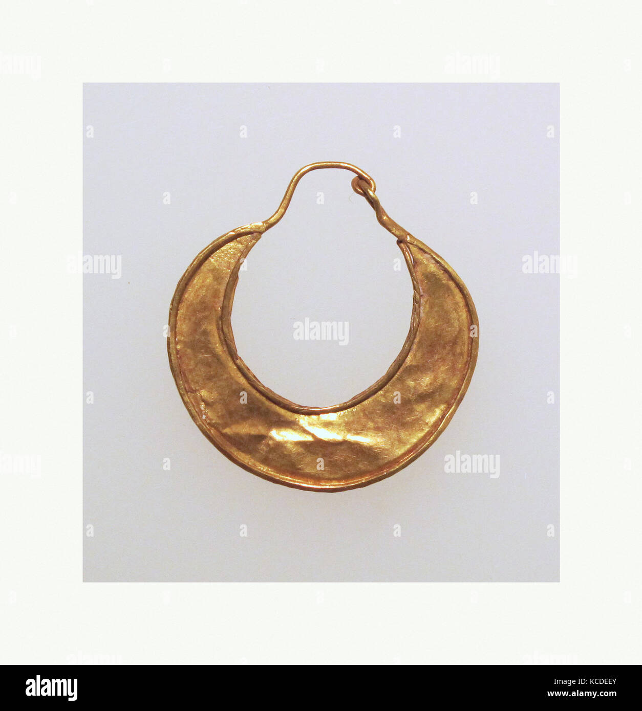 Ohrring, sichelförmige, Gold, Andere: 7/8 x 15/16 x 1/8 in. (2,3 × 2,4 × 0,3 cm), Gold und Silber Stockfoto