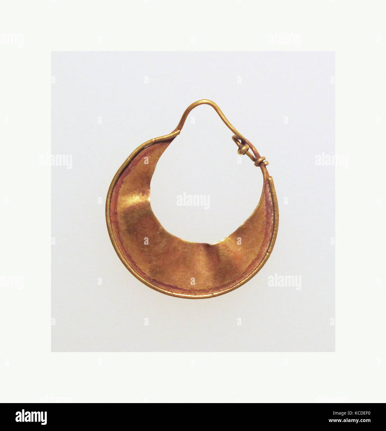 Ohrring, sichelförmige, Gold, Andere: 13/16 x 15/16 x 1/8 in. (2 × 2,4 × 0,3 cm), Gold und Silber Stockfoto