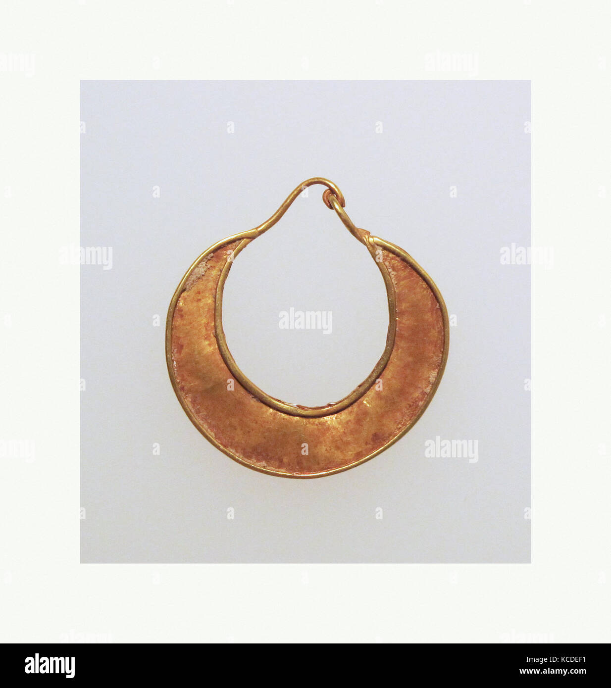 Ohrring, sichelförmige, Gold, Andere: 13/16 × 7/8 × 1/8 in. (2,1 × 2,3 × 0,3 cm), Gold und Silber Stockfoto