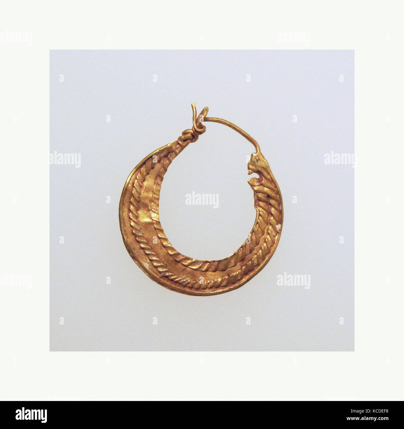 Ohrring, sichelförmige, dekoriert, Gold, Andere: 13/16 × 7/8 × 1/8 in. (2 × 2,3 × 0,3 cm), Gold und Silber Stockfoto