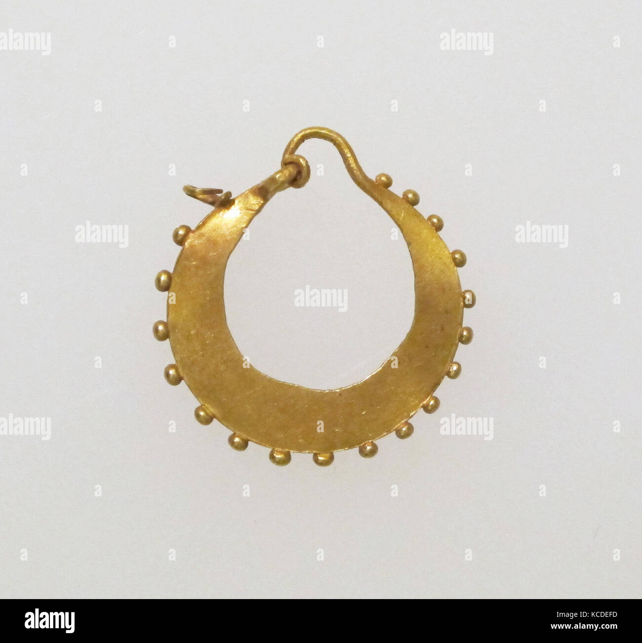 Ohrring, sichelförmige, dekoriert, Gold, Andere: 3/4 x 1/16 X 13/16 in. (1,9 × 0,2 × 2 cm), Gold und Silber Stockfoto
