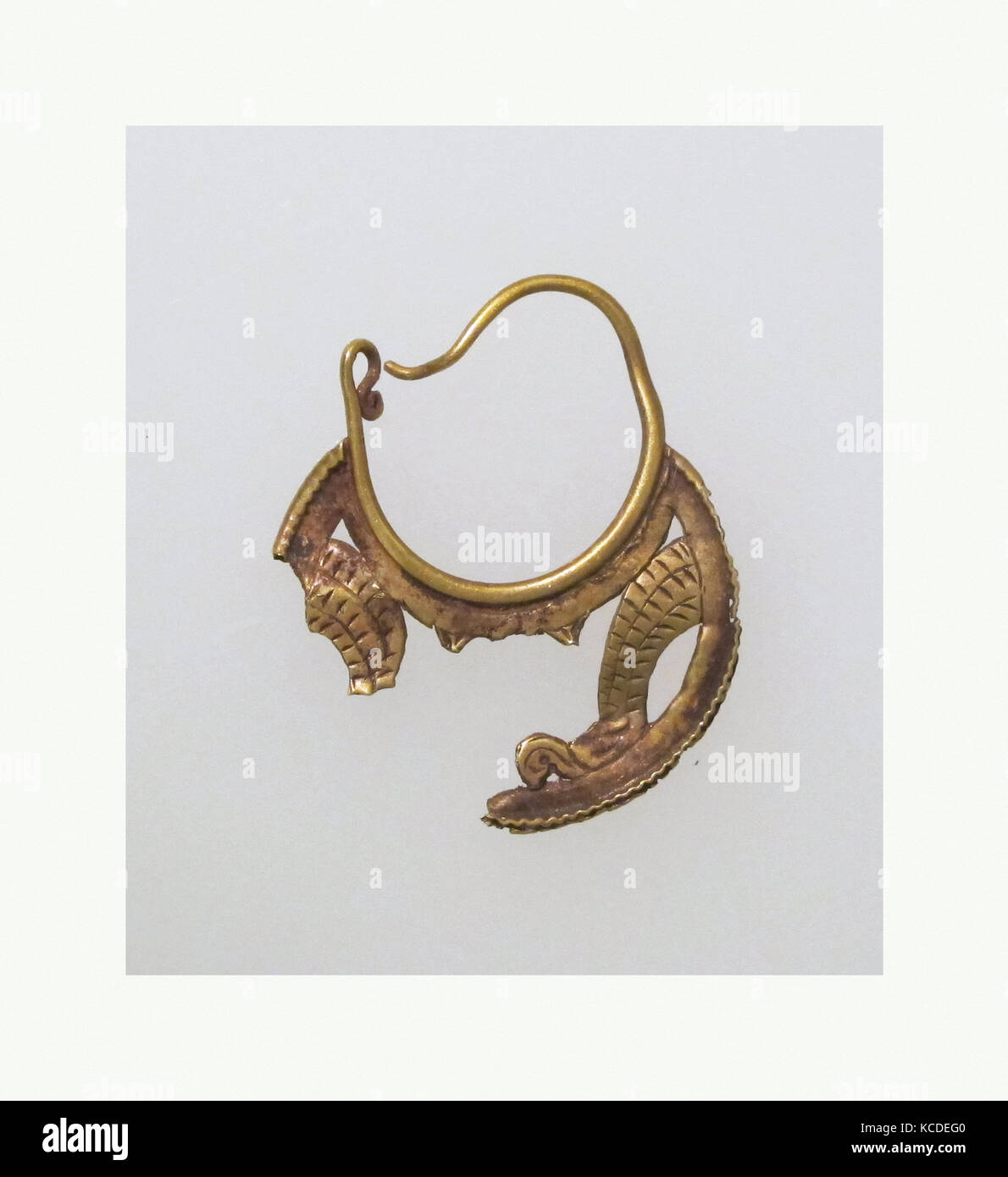 Ohrring, sichelförmige, byzantinischen Stil, Gold, Andere: 15/16 × 1/8 x 1 1/8 in. (2,4 × 0,3 × 2,8 cm), Gold und Silber Stockfoto