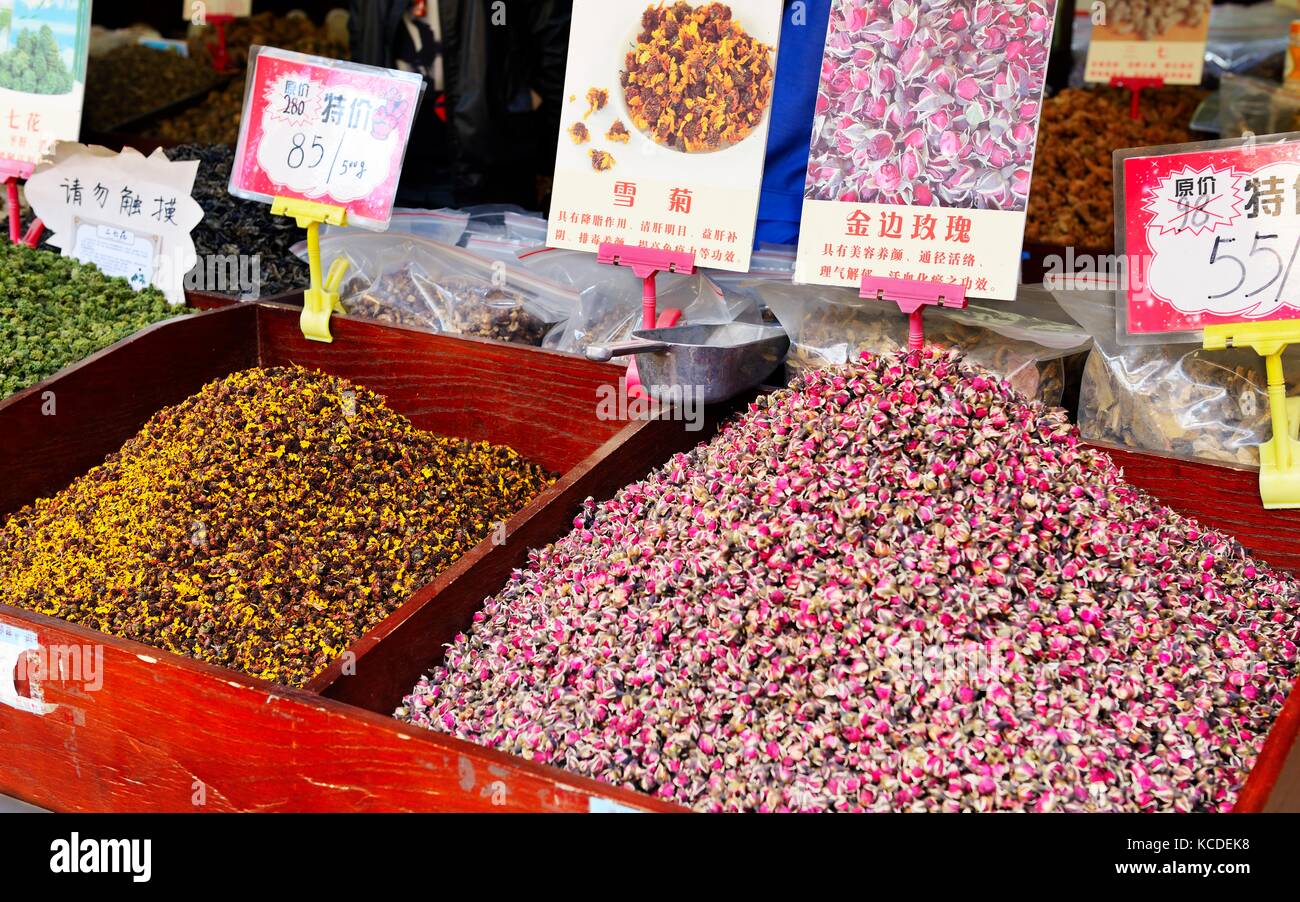 Shuhe Altstadt Weltkulturerbe Lijiang, Provinz Yunnan, China. naxi ethnischen Menschen alte Kultur Website. Heilkräuter und Gewürze Shop Anzeige street scene Stockfoto