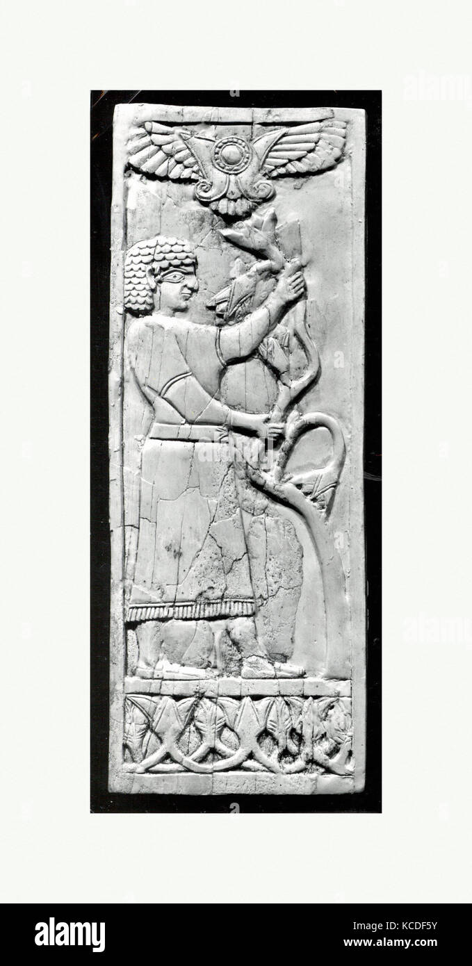 Panel mit einem Jugendlichen greifen einen Baum; geflügelte Sonnenscheibe über, Ca. 8. Jahrhundert v. Chr. Stockfoto