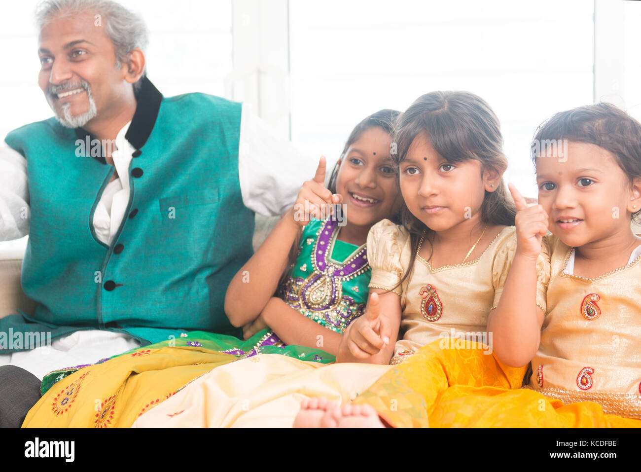 Portrait von indischen Familie Fernsehen zu Hause. Gerne asiatische Vater und Kinder drinnen Lebensstil. Stockfoto