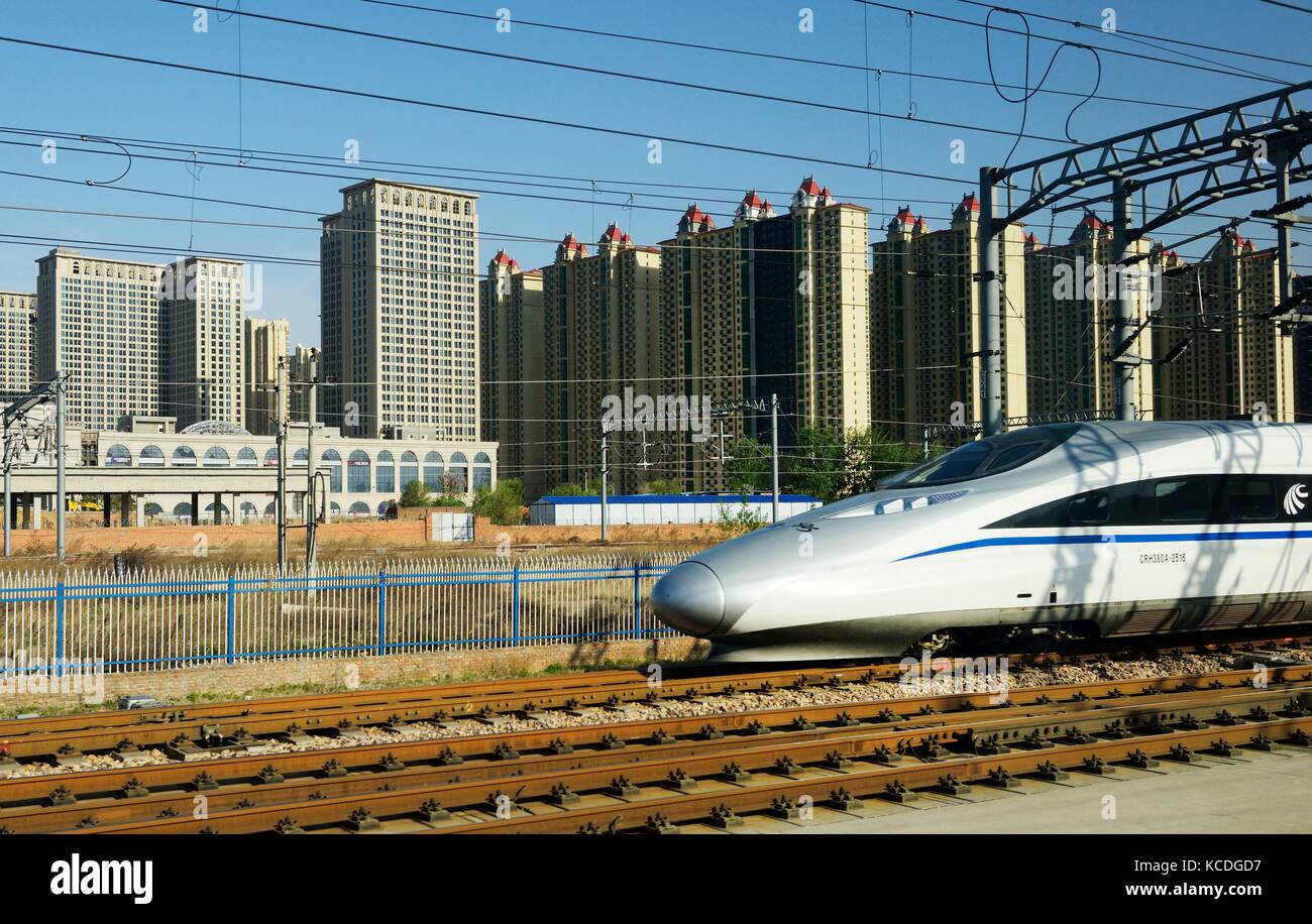 Chinesischer Hochgeschwindigkeitszug auf der Pekinger Bahnstrecke am Bahnhof Shijiazhuang in der Provinz Hebei. Motormodell CRH380A-2516 Stockfoto