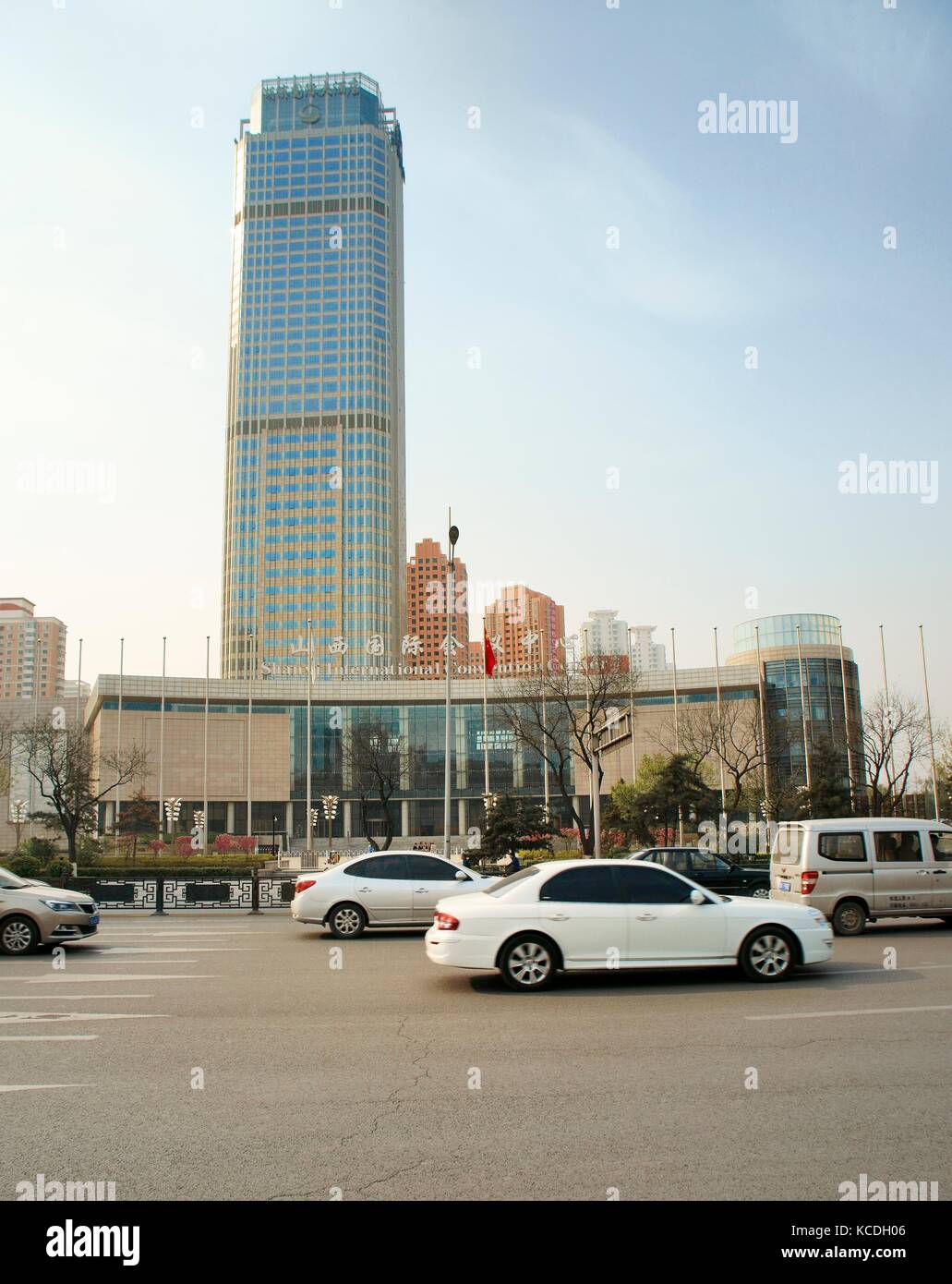 Yingze Street, Stadt Taiyuan, Provinz Shanxi, China. Der ParkView Hotel Tower erhebt sich hinter dem Verkehr über dem Shanxi International Convention Center Stockfoto