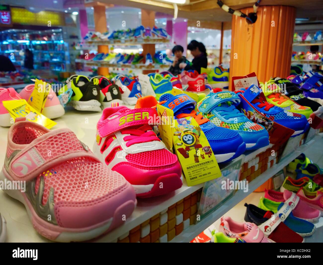 Bunte Kinder Kleinkinder Kunststoff Sneaker in shoe Store Shop in der chinesischen Stadt Qingdao, Provinz Shandong, China Stockfoto