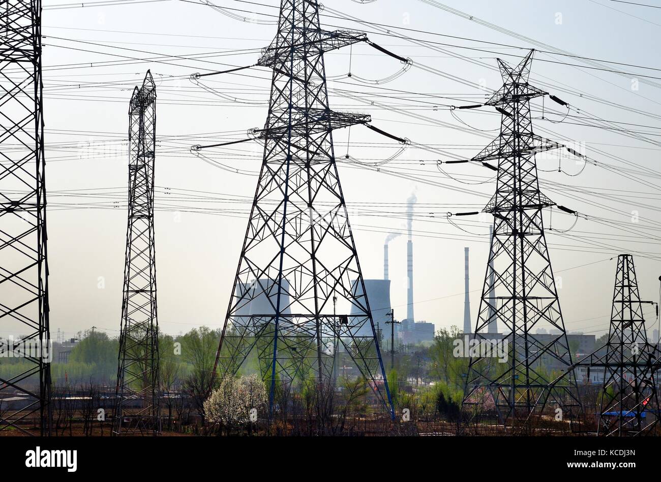 Chinesische Kohle Strom erzeugen Power Station auf der Nordseite der Stadt Taiyuan, China. Kühltürme und Raster Pylonen Stockfoto