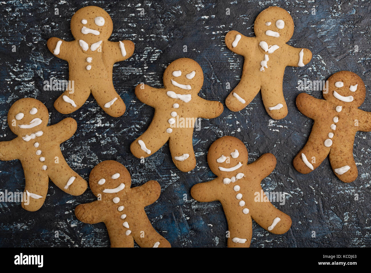 Weihnachten Lebkuchen Mann, cookies Hintergrund betrachtet von oben Stockfoto