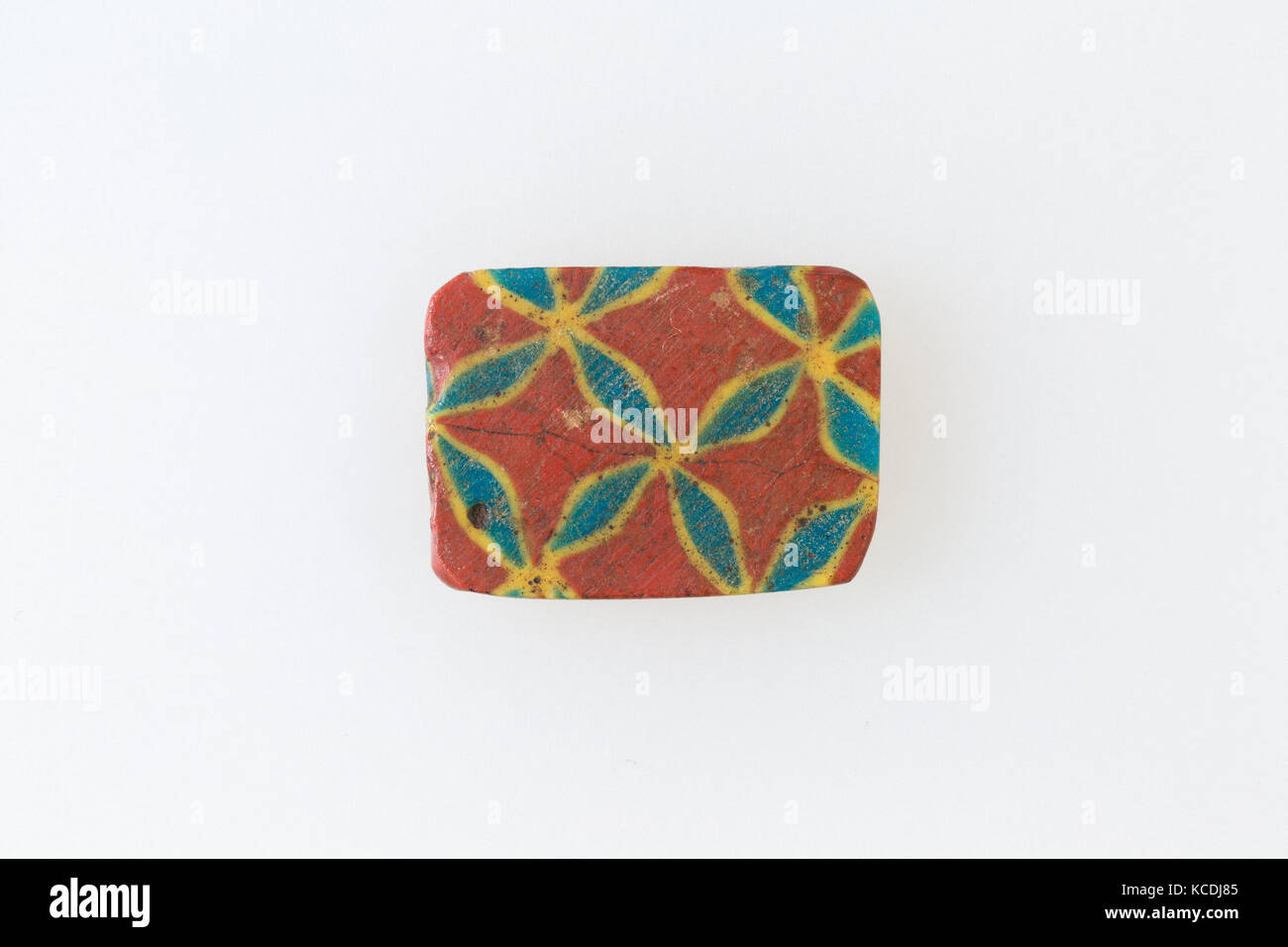 Inlay Fragment, net-Design, Römerzeit, 1.-3. Jahrhundert n. Chr., aus Ägypten, Glas, H. W. 1,7 × 2,3 cm (11/16 × 7/8 in Stockfoto